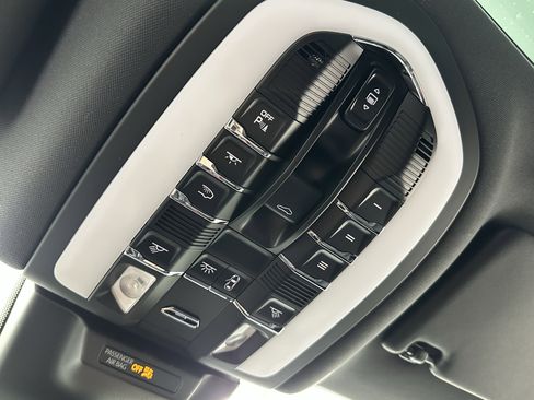 Certified 2025 Porsche Macan image 35