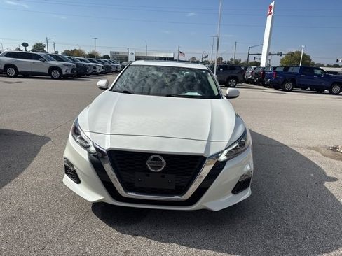 Used 2022 Nissan Altima 2.5 SV w/ SV Premium Package image 3