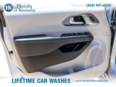 Used 2024 Chrysler Pacifica Touring-L FWD image 20