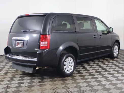 Used 2008 Chrysler Town & Country LX image 5