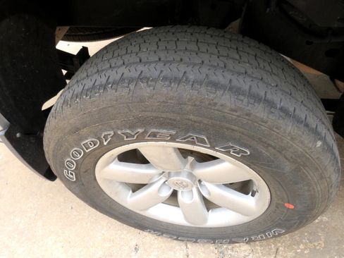 Used 2015 Nissan Titan SV w/ Tow Package image 24