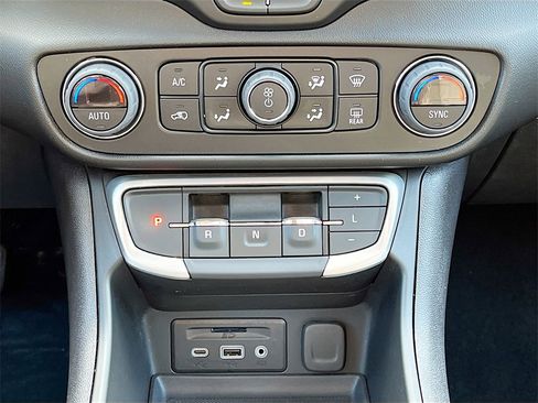 Used 2024 GMC Terrain SLT image 14