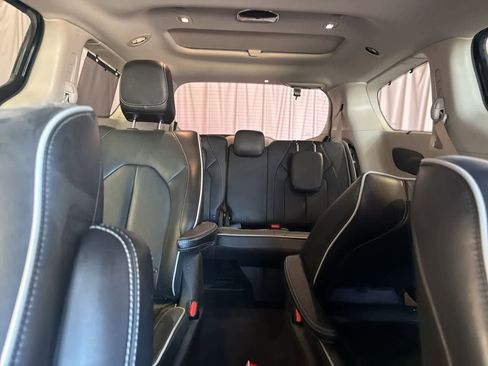 Used 2021 Chrysler Pacifica Limited w/ Uconnect Theater Family Group FWD image 17