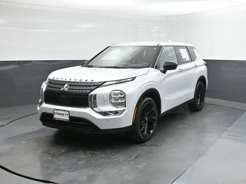 Used 2023 Mitsubishi Outlander SE AWD/4WD image 30