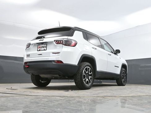 Used 2025 Jeep Compass Trailhawk AWD/4WD image 37