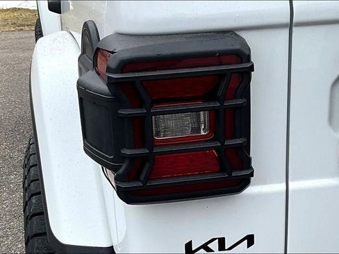 Used 2020 Jeep Wrangler Unlimited Sahara image 22