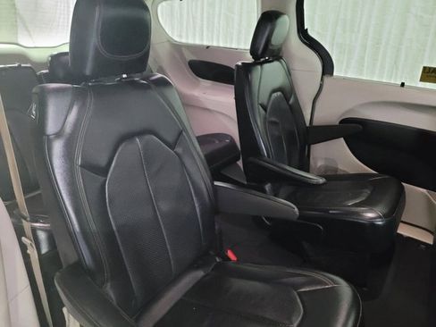 Used 2018 Chrysler Pacifica Touring-L image 55