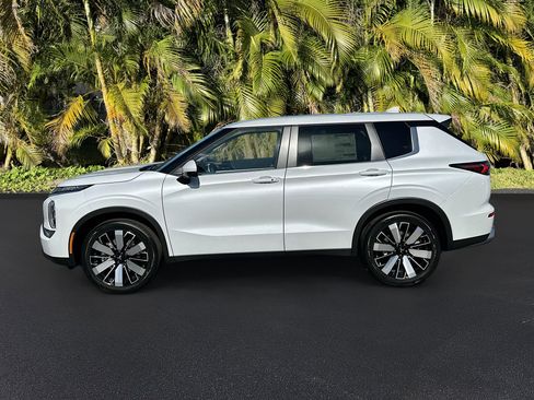 New 2026 Mitsubishi Outlander SE image 2