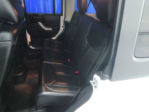 Used 2018 Jeep Wrangler Unlimited Sahara w/ Connectivity Group image 27