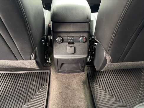 Used 2017 Ford Explorer XLT w/ Equipment Group 202A AWD/4WD image 14