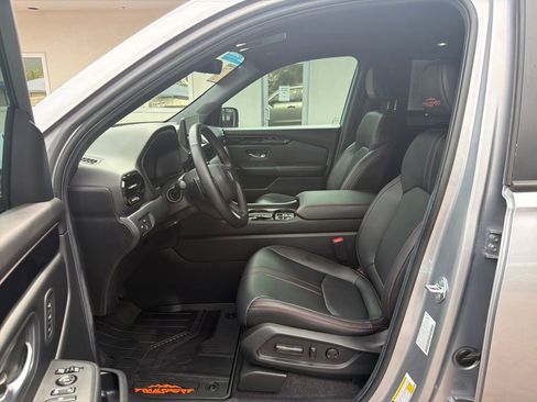 Certified 2025 Honda Pilot TrailSport image 10