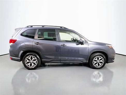 Used 2022 Subaru Forester Premium image 8