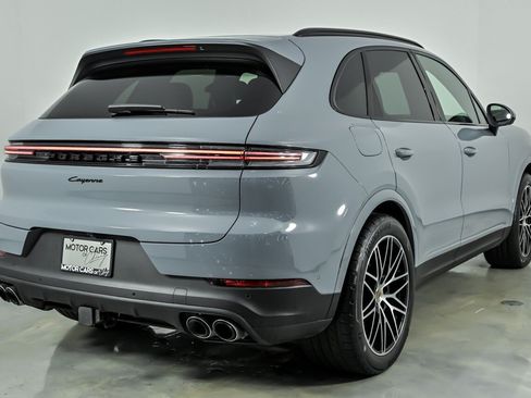 Used 2025 Porsche Cayenne AWD/4WD image 9