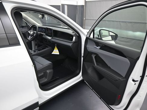 New 2026 Volkswagen Tiguan SE FWD image 43