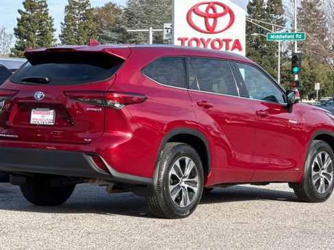 Certified 2021 Toyota Highlander XLE image 3