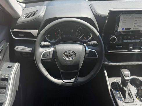Used 2024 Toyota Highlander LE FWD image 14