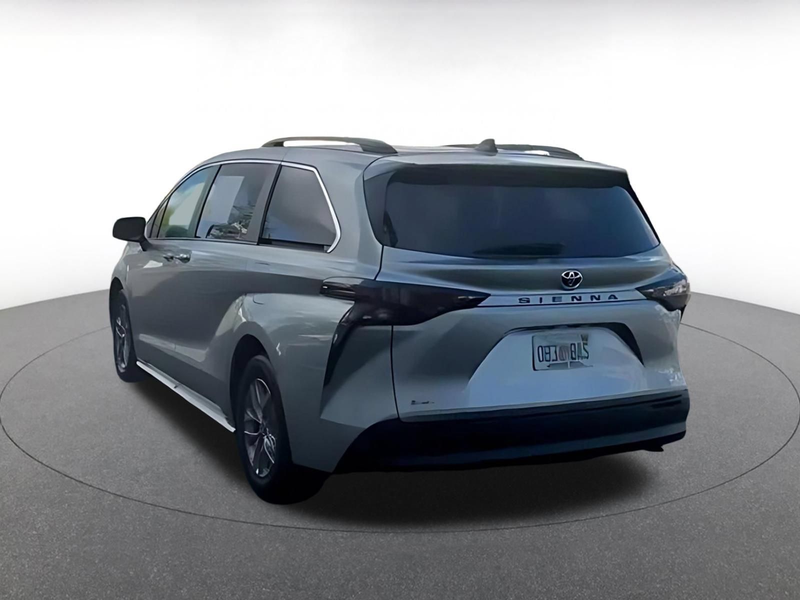 Used 2025 Toyota Sienna XLE FWD image 14