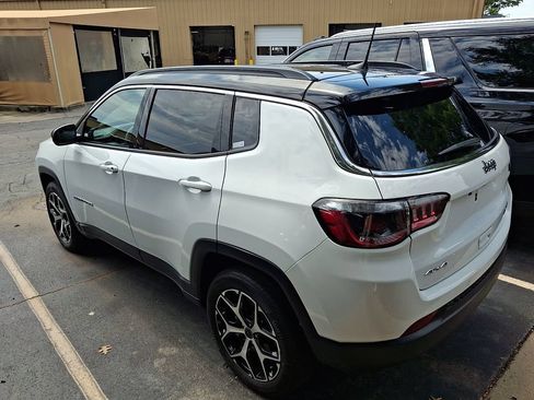 Used 2025 Jeep Compass Limited AWD/4WD image 6