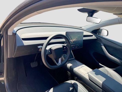 Used 2026 Tesla Model Y 2WD image 9