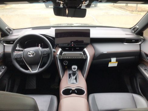 Used 2024 Toyota Venza Limited AWD/4WD image 12