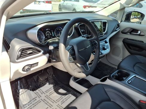 Used 2024 Chrysler Pacifica Touring-L FWD image 14
