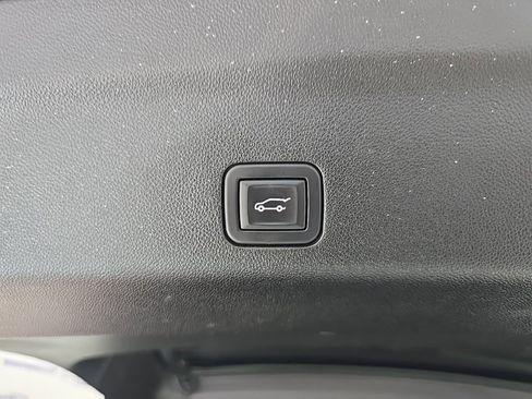 Used 2024 Chevrolet Suburban LT image 24