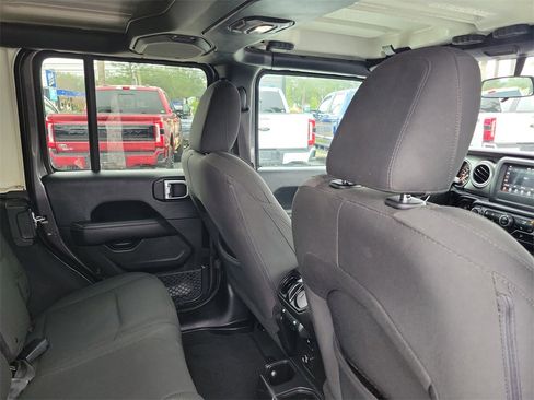 Used 2018 Jeep Wrangler Unlimited Sahara image 31