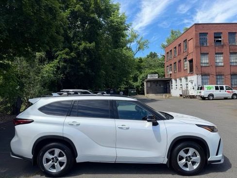 Used 2024 Toyota Highlander XSE AWD/4WD image 4
