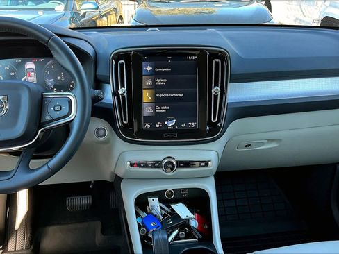 Used 2019 Volvo XC40 T4 Momentum image 6