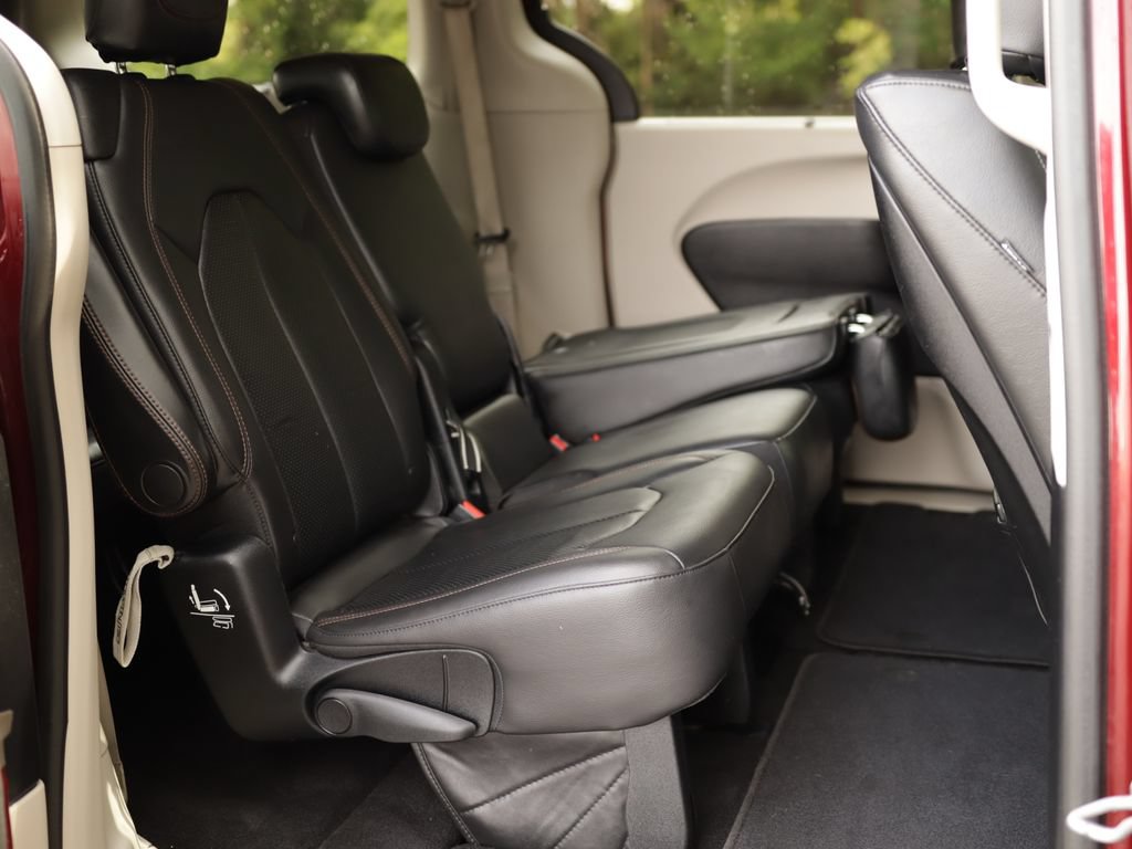 Used 2017 Chrysler Pacifica Touring-L Plus w/ Tire & Wheel Group FWD image 35