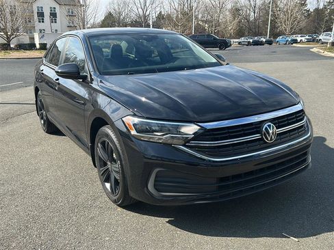 Certified 2023 Volkswagen Jetta SE w/ Panoramic Sunroof Package image 9