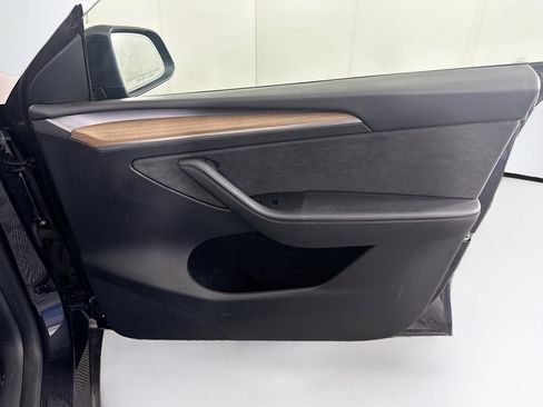 Used 2024 Tesla Model Y Long Range AWD/4WD image 33