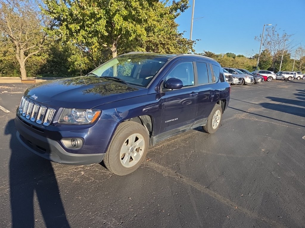 Used 2017 Jeep Compass Latitude FWD image 3