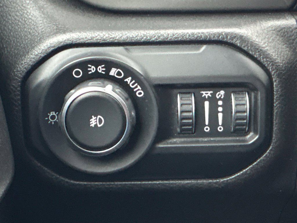 Used 2018 Jeep Wrangler Unlimited Sahara AWD/4WD image 32
