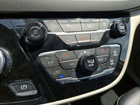 Used 2024 Chrysler Pacifica Touring-L FWD image 13