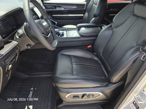 Used 2023 Jeep Wagoneer 2WD image 11