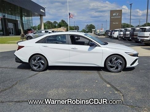 Used 2025 Hyundai Elantra Sport image 12