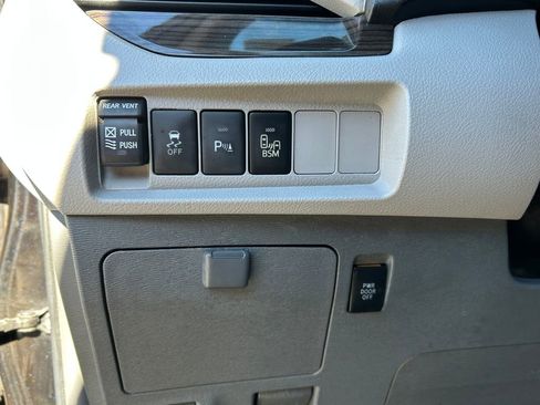 Used 2017 Toyota Sienna XLE image 21