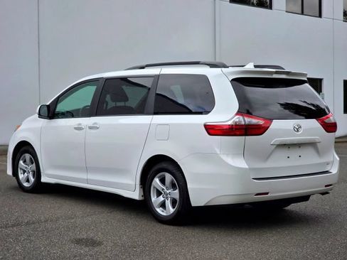 Used 2019 Toyota Sienna LE w/ LE Preferred Package FWD image 5