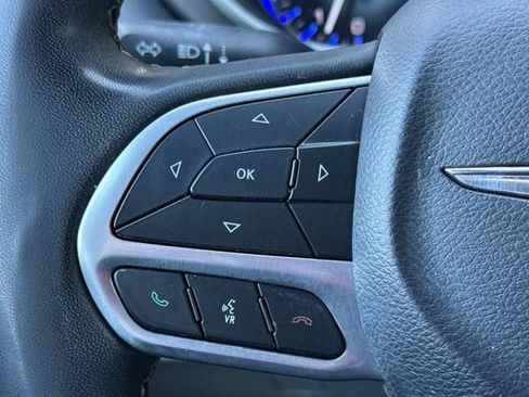 Used 2022 Chrysler Pacifica Touring-L FWD image 37