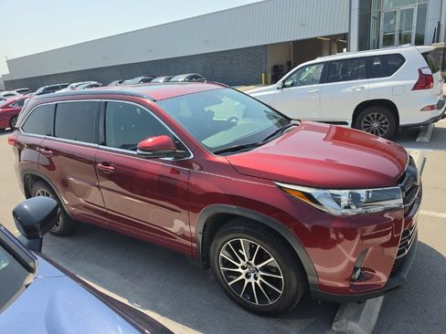 Used 2018 Toyota Highlander SE w/ Protection Package #3 AWD/4WD image 2