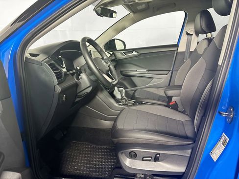 Certified 2025 Volkswagen Taos SE image 11