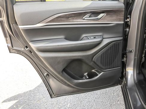 Used 2025 Jeep Grand Cherokee Limited image 29