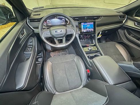 New 2025 Jeep Grand Cherokee Laredo image 9