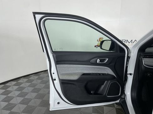 Used 2024 Jeep Compass Latitude image 32