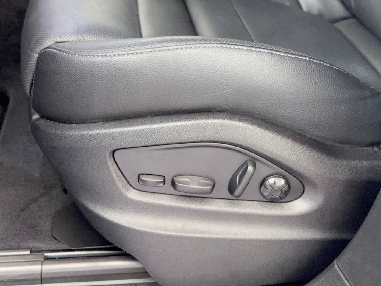 Certified 2024 Porsche Cayenne AWD/4WD image 19
