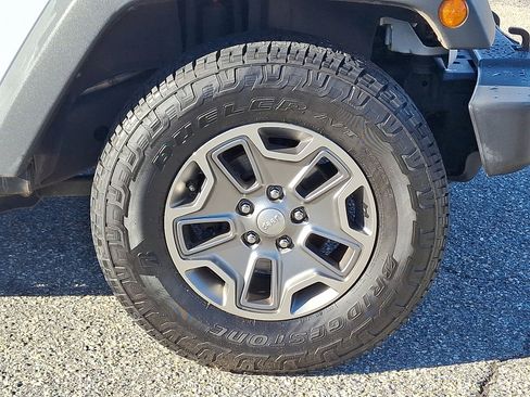 Used 2018 Jeep Wrangler Unlimited Rubicon w/ Connectivity Group image 8