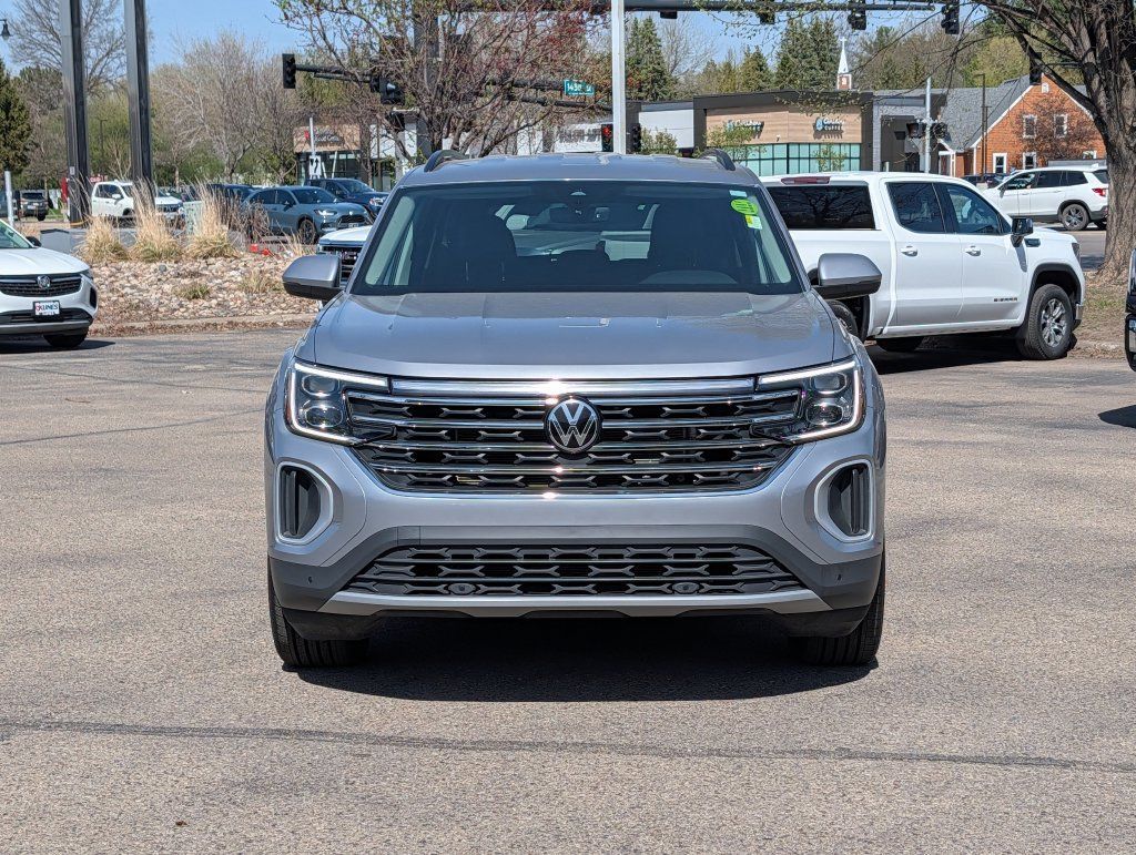 Used 2025 Volkswagen Atlas SE AWD/4WD image 2