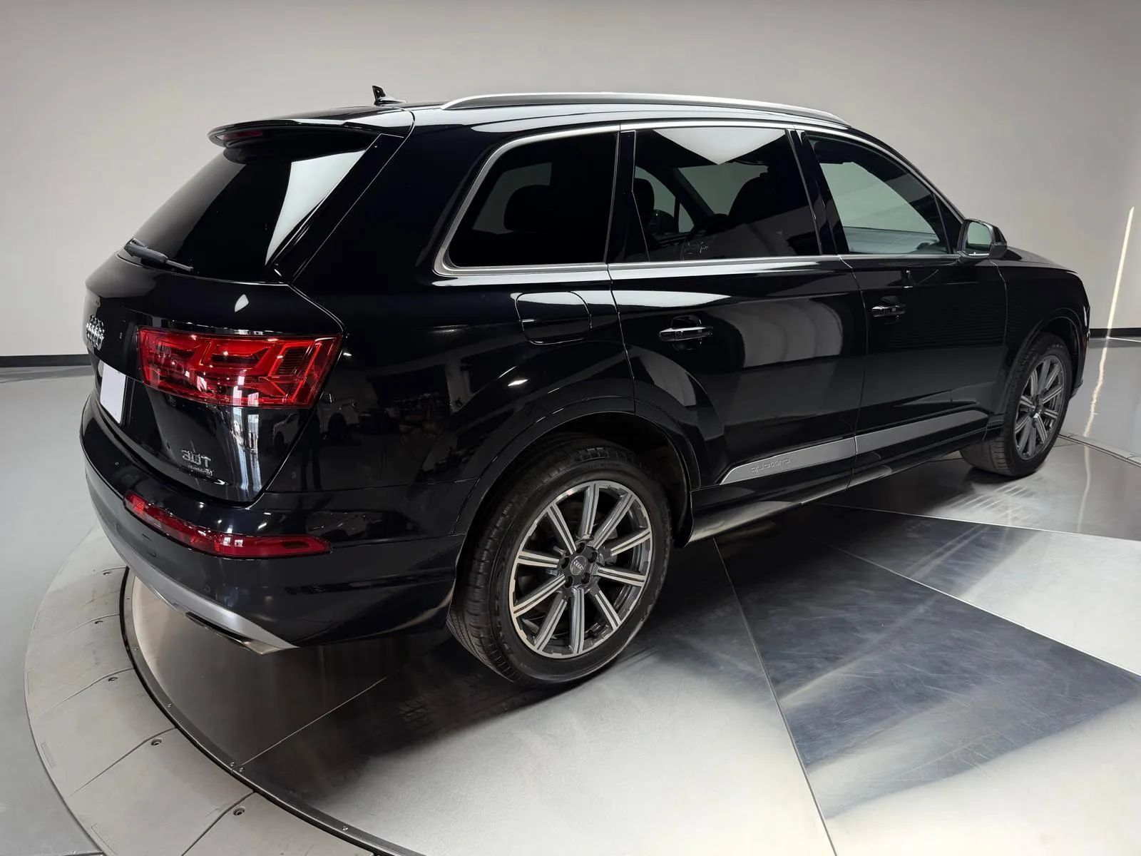 Used 2017 Audi Q7 3.0T Premium Plus w/ Premium Plus Package AWD/4WD image 2
