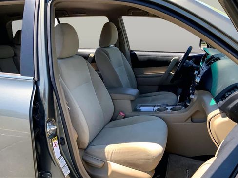Used 2011 Toyota Highlander 4WD w/ Tech Pkg image 8